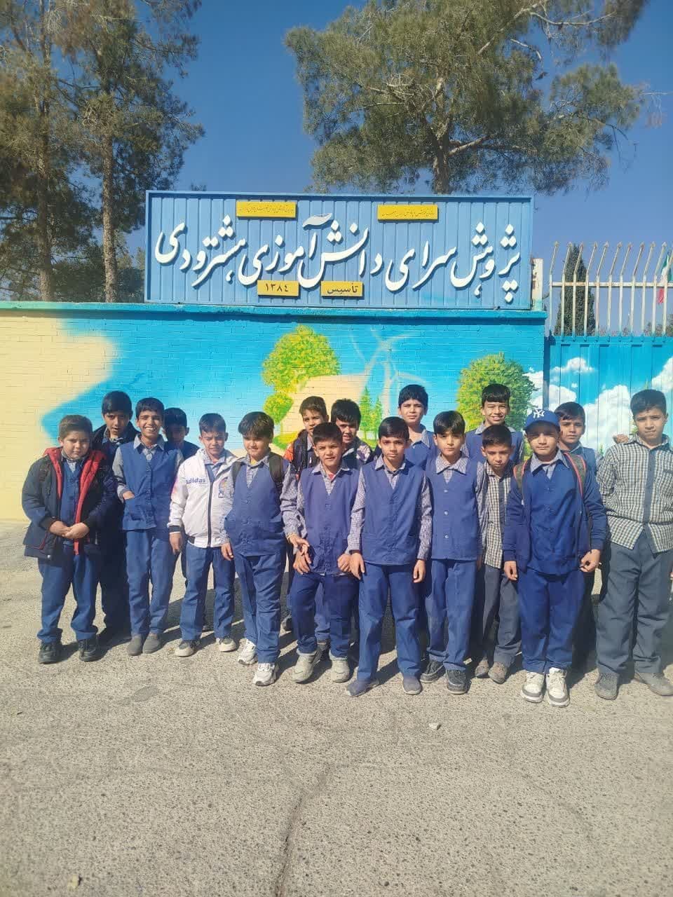 دبستان غیر انتفاعی پسرانه اهورا 