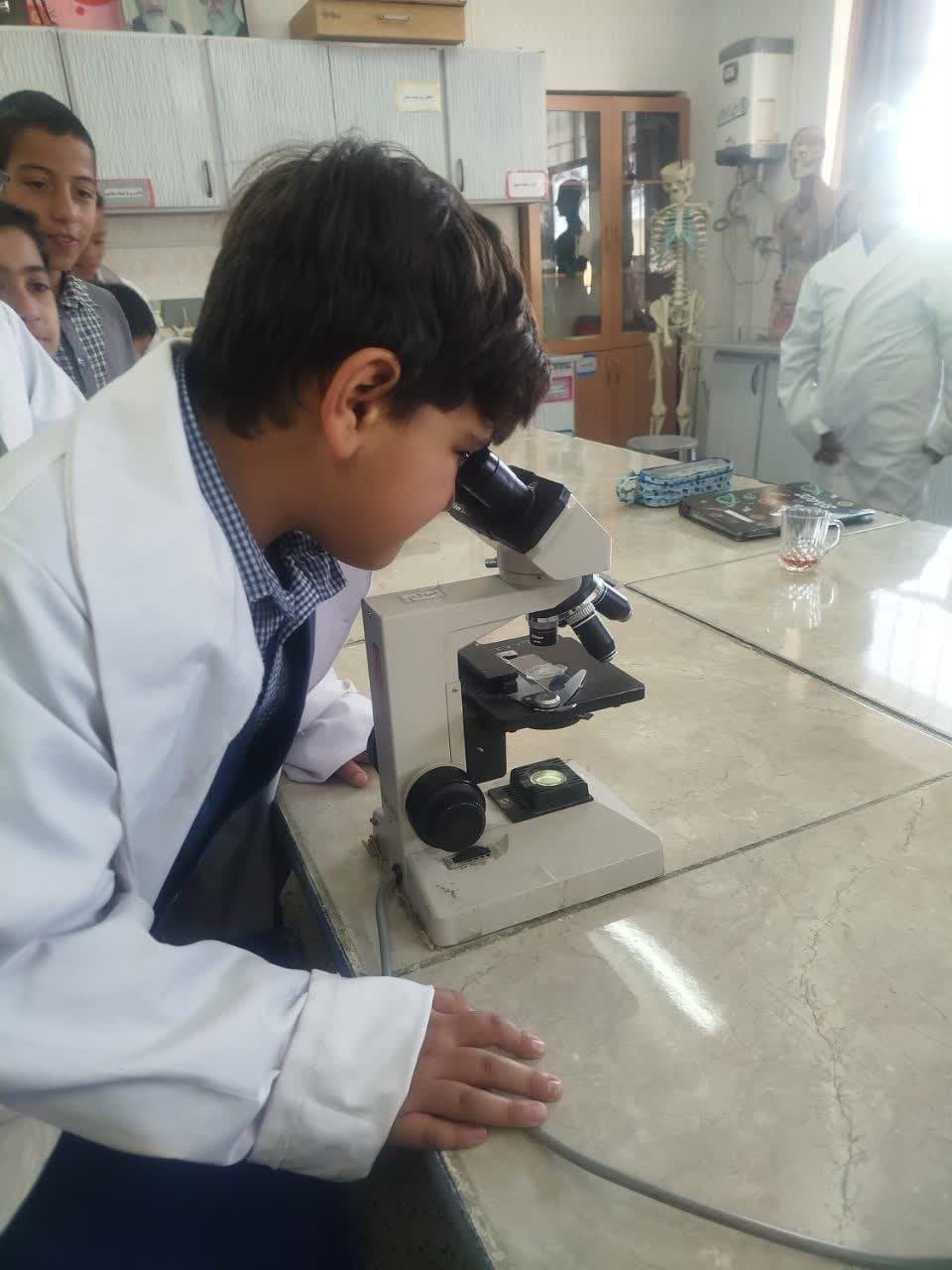 دبستان غیر انتفاعی پسرانه اهورا